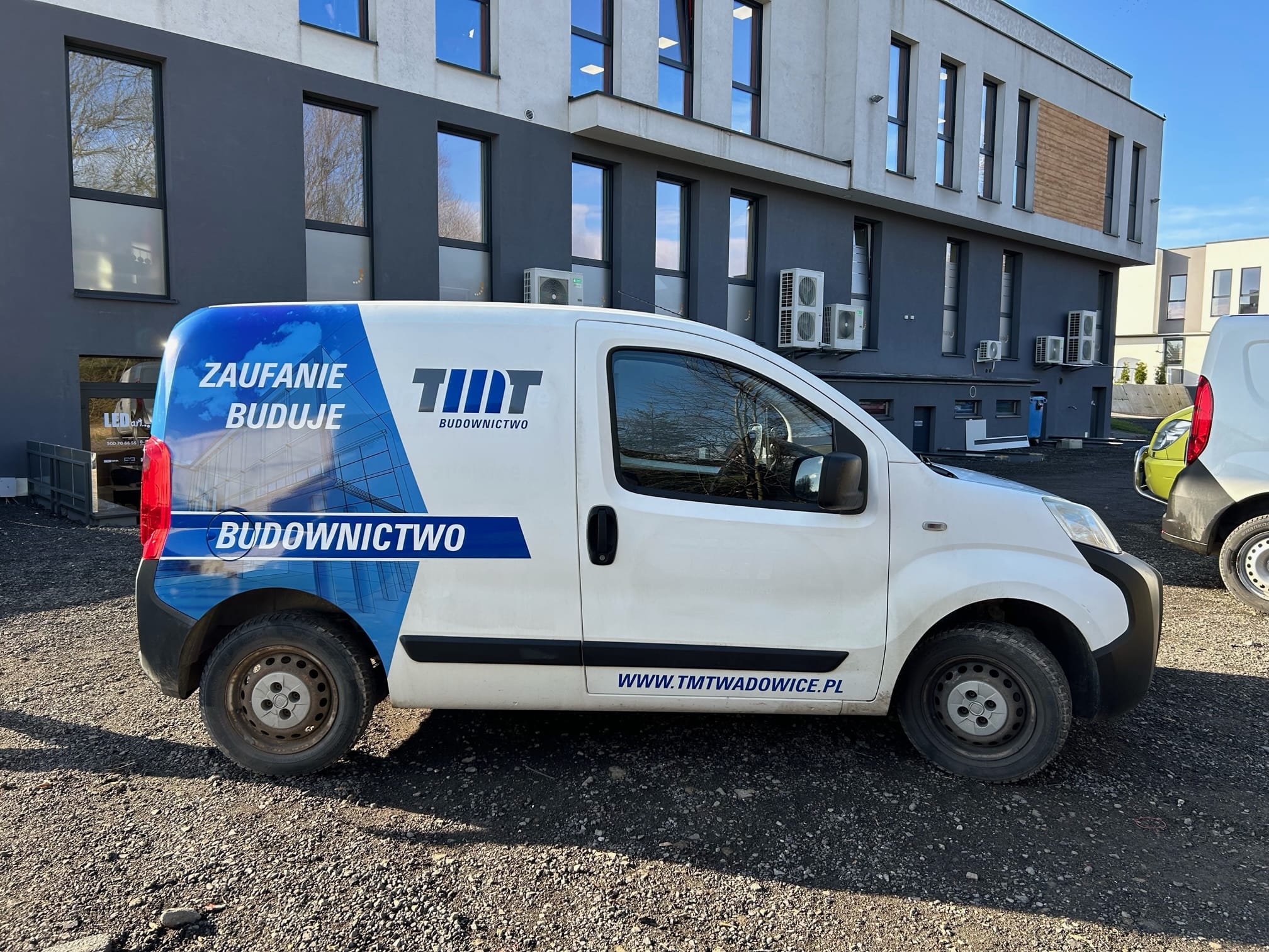 Reklamy na samochodzie