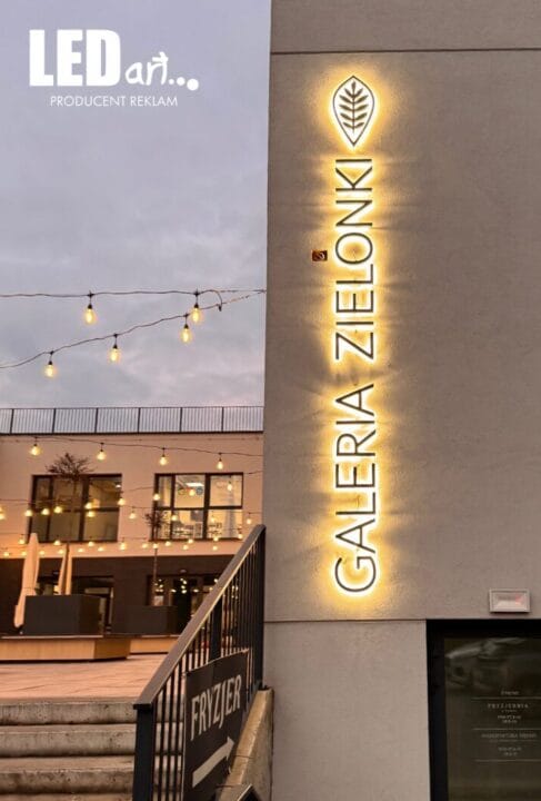 Litery 3D podświetlane – jak wyróżnić swoją markę w przestrzeni miejskiej? 2 Beige Fashion Photo Collage Instagram Post Post na Instagram 3 e1732017739890
