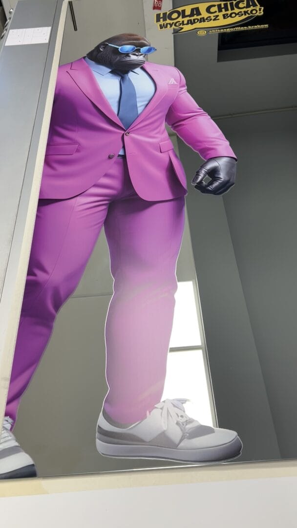 Druk UV 10 Druk na lustrze przedstawiający postać goryla, projekt wykonany dla klubu muzycznego w Krakowie.