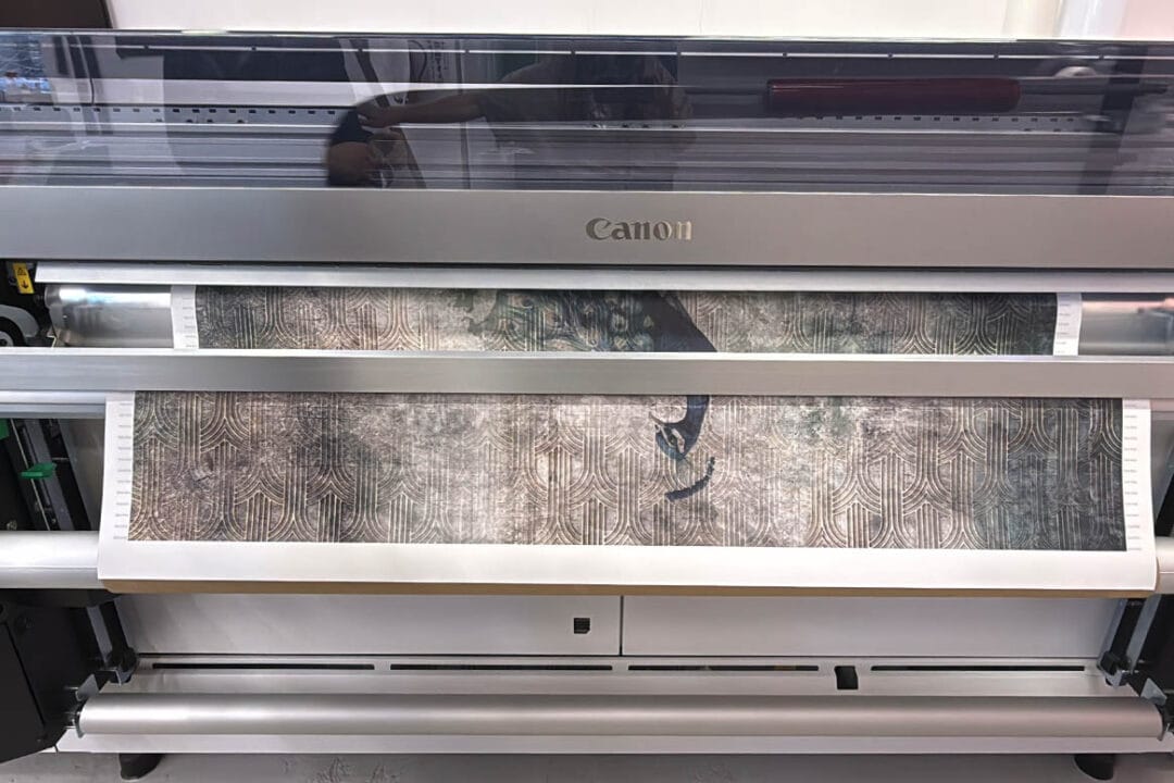Druk UV 2 Maszyna Canon Colorado w trakcie druku tapety na zamówienie.