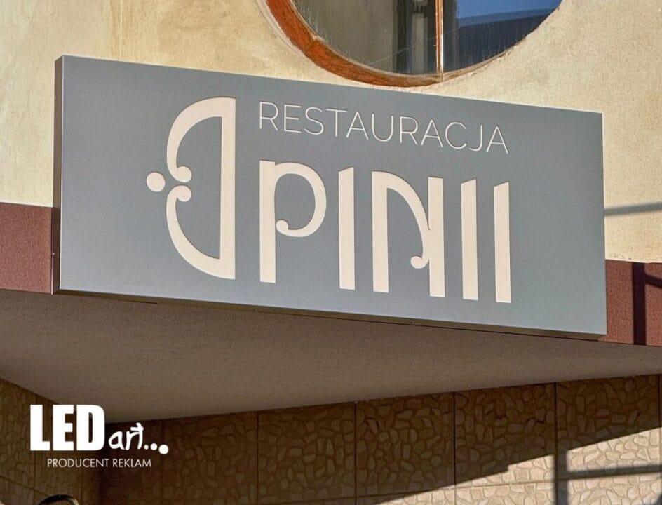 Kaseton frezowany podświetlany z logo restauracji zamontowany nad drzwiami wejściowymi.