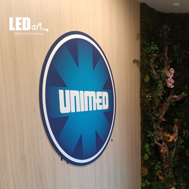 TABLICE I SZYLDY 1 Tablica reklamowa z logo firmy na ścianie