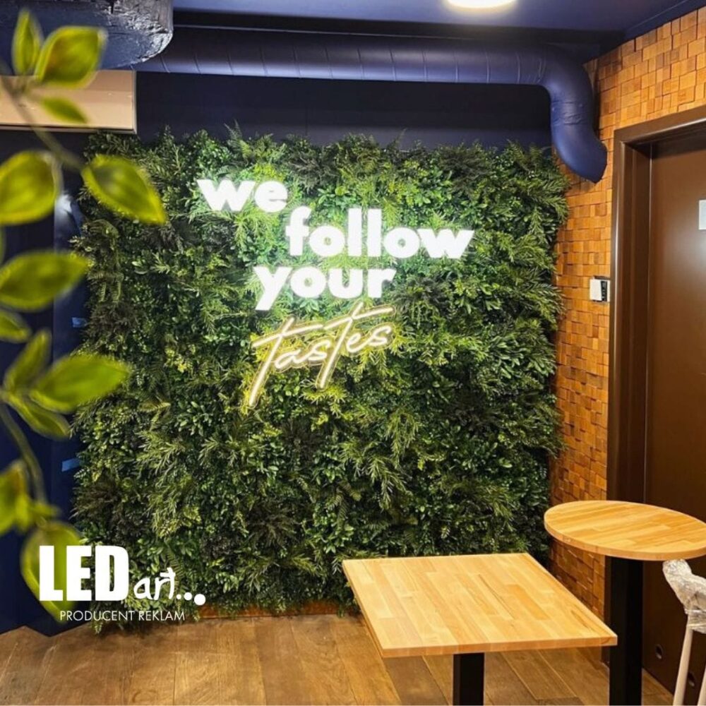 Neon led na zielonej ścianie